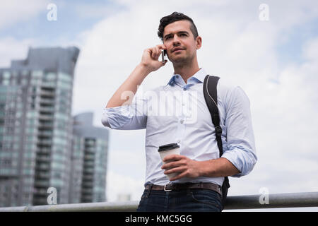 Male executive talking on mobile phone Banque D'Images