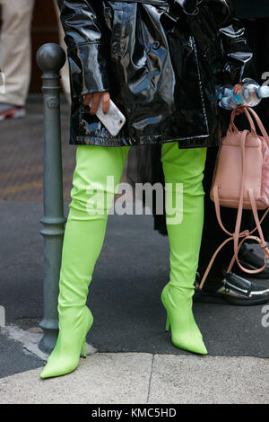 Femme Avec Des Chaussures à Talon Haut De Louis Vuitton Avant Style De Rue  De La Semaine De Mode De Milan Fashion Show Sur Gucci Image stock éditorial  - Image du chaussures