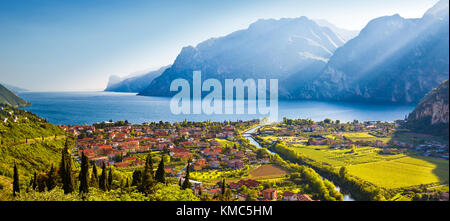 Ville de Torbole et Lago di Garda le coucher du soleil, le Trentin-Haut-Adige (Italie) Banque D'Images