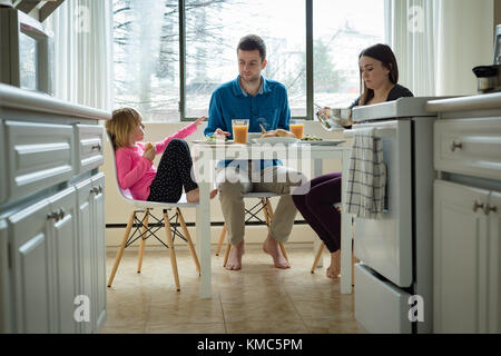 Le petit-déjeuner dans la cuisine familiale Banque D'Images