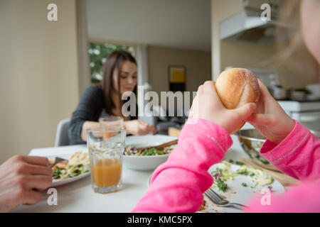 Le petit-déjeuner dans la cuisine familiale Banque D'Images