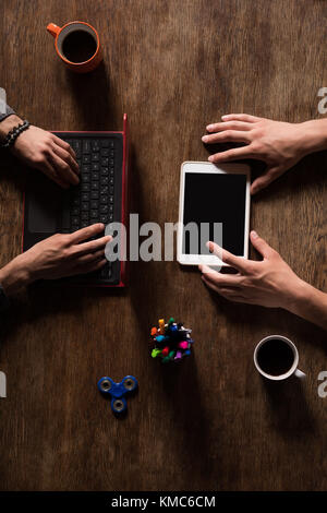 Hommes cadres travaillant sur un ordinateur portable et une tablette numérique Banque D'Images