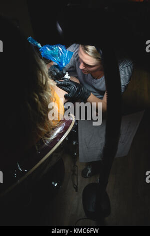 L'artiste tattoo professionnel fait un tatouage à la main des womans Banque D'Images