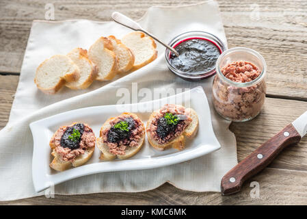 Des sandwichs avec pate sur la planche de bois Banque D'Images