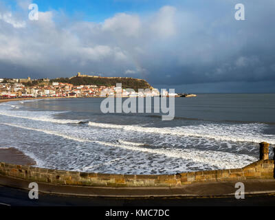 La colline du château vue sur la baie du sud en hiver à Scarborough North Yorkshire Angleterre Banque D'Images