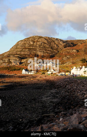 Village de Shielddaig sur les rives du Haut Loch Shielding et des montagnes enneigées de Torridon, Wester Ross, Écosse Banque D'Images