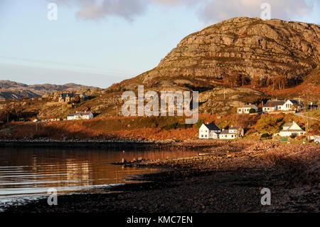 Shieldaig village sur le bord d'Upper Loch Shieldiag et les sommets enneigés des montagnes Torridon Banque D'Images