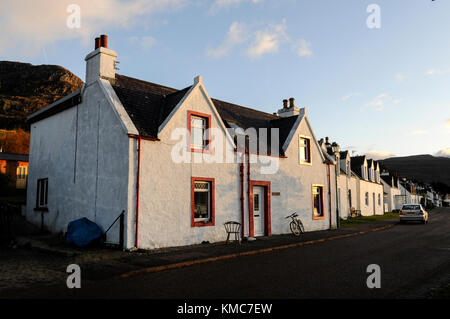 Une maison en bois blanchi Shieldaig village sur la rive du Loch supérieur. Shieldiag Banque D'Images