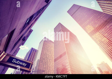 Coucher du soleil à new york, le métro panneau d'entrée avec grattes-ciel de Manhattan, aux tons de couleur photo, USA. Banque D'Images