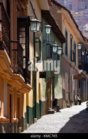 La vieille rue pavée de la Calle Jaen dans le quartier colonial de La Paz en Bolivie, l'Amérique du Sud. Banque D'Images