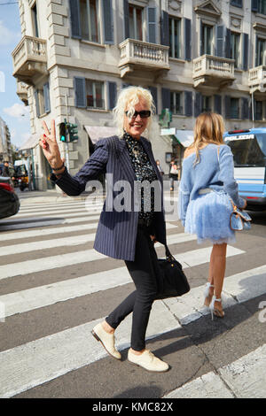 MILAN - 23 SEPTEMBRE : célèbre photographe de mode Ellen von Unwerth avant le défilé Ermanno Scervino, la semaine de la mode de Milan en septembre Banque D'Images