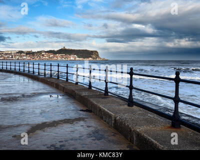 Storm défrichage au Château Hill vue à travers la baie du sud en hiver à Scarborough North Yorkshire Angleterre Banque D'Images