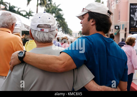 Père senior (85 ans) et moyen-âge fils (54 ans) qui entretiennent une relation de marcher avec leurs bras autour de l'autre. modèle libération Banque D'Images