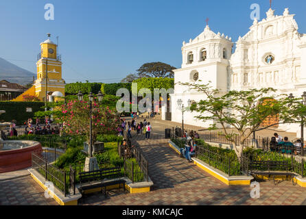 Cathédrale et tour de l'hôtel de ville sur la place principale | Ciudad Vieja | Guatemala Banque D'Images