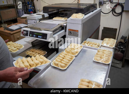 La moitié-emballage automatisé de la production de boulettes de polonais Banque D'Images