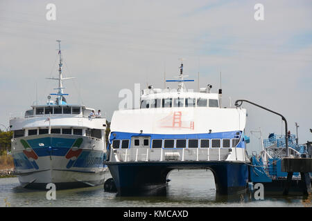 San Francisco - le 17 août : les navires d'excursion à San Francisco le 17 août 2013. San-francisco est l'un des plus grand port dans usa Banque D'Images