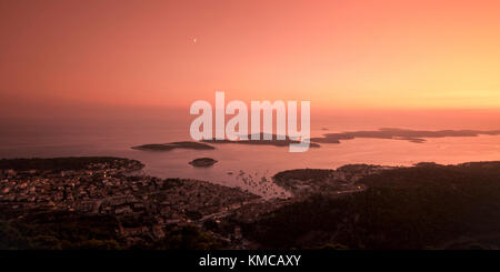 Vue panoramique de Hvar et de petites îles de view point au coucher du soleil , Croatie Banque D'Images