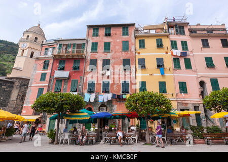 Les gens de tavernes dans Piazza Guglielmo Marconi, Vernazza, Cinque Terre , province de La Spezia, ligurie, italie Banque D'Images