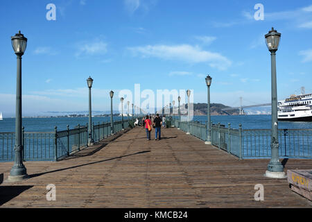 San Francisco - le 17 août : les navires d'excursion à San Francisco le 17 août 2013. San-francisco est l'un des plus grand port dans usa Banque D'Images