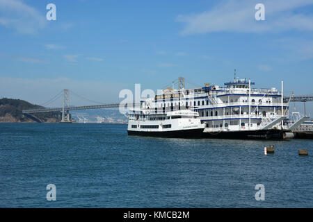 San Francisco - le 17 août : les navires d'excursion à San Francisco le 17 août 2013. San-francisco est l'un des plus grand port dans usa Banque D'Images