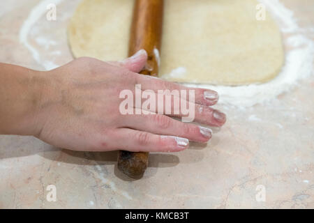 La femme de rouleaux sur la pâte Banque D'Images