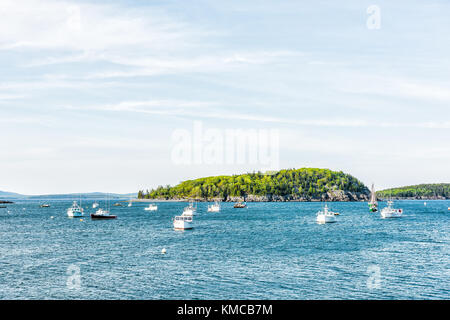 Bar Harbor, États-Unis - le 8 juin 2017 : le coucher du soleil à Bar Harbor, Maine village avec des bateaux à voile vide, les navires, les navires sur l'eau Banque D'Images