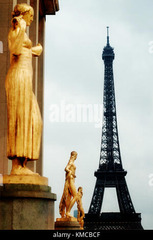 Des statues en bronze doré et de la Tour Eiffel, Paris Banque D'Images