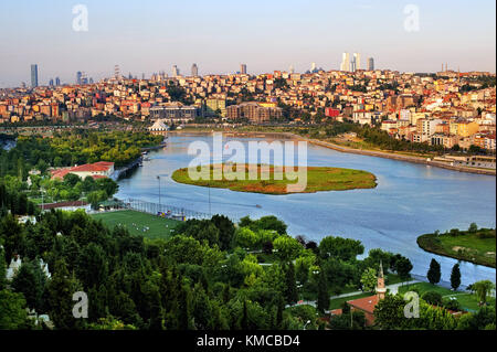 Corne d'Panorama depuis la colline de Pierre Loti, Istanbul. Banque D'Images