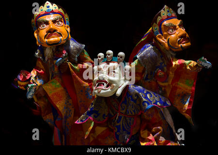 Dans manahs trois ancien rituel bouddhiste robes effectuer l'exercice de la lama's dance dans les masques, le masque blanc de Mahakala et les deux masque jaune Banque D'Images