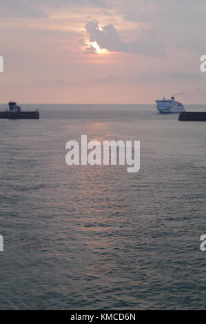 Turneresque le lever du soleil sur la Port de Douvres, Kent, UK Banque D'Images
