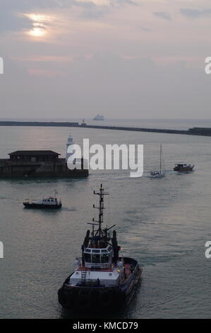 Turneresque le lever du soleil sur la Port de Douvres, Kent, UK Banque D'Images