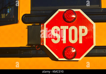 Un swing out panneau d'arrêt sur une aire de bus scolaire à Bellingham, Washington, USA Banque D'Images