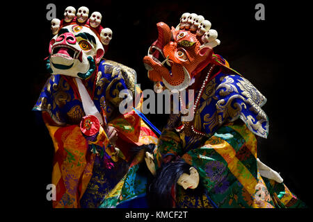 Danse Danse cham, des moines bouddhistes des initiations tantriques dans des vêtements et des masques de mahakala blanc et orange makara, Tibet. Banque D'Images