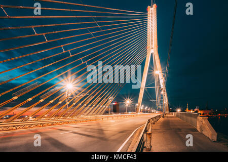 Linceul de pont Vansu (anciennement pont Gorki) à Riga, Lettonie. 595 mètres de longueur. Pont Vansu - l'un des symboles de Riga moderne à haubans. Banque D'Images