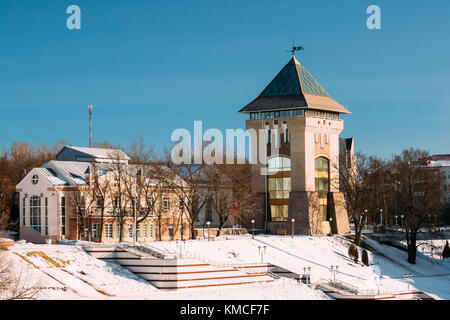 Minsk, Bélarus. duhovskoi kruglik tour médiévale restaurée dans la région ensoleillée d'hiver enneigés jour.f Banque D'Images