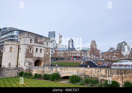 London city - 24 décembre 2016 : en regardant vers le rouge à lèvres des rives près de Tower bridge Banque D'Images