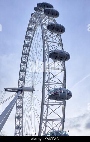 London city - 24 décembre 2016 : libre de gondoles sur la grande roue London Eye, debout sur le quai de la Tamise Banque D'Images