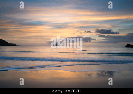 Lever du soleil magnifique de landsdcape broadhaven Bay sur la plage idyllique de la côte du Pembrokeshire au Pays de Galles Banque D'Images