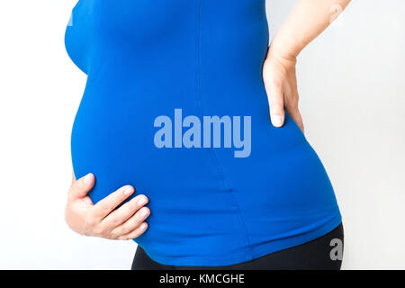 Femme enceinte avec douleur à l'estomac ou des maux de dos, maux de la grossesse de concept Banque D'Images
