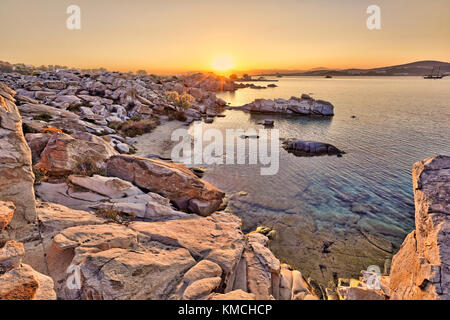 Le lever du soleil à kolymbithres beach de l'île de paros, Grèce Banque D'Images