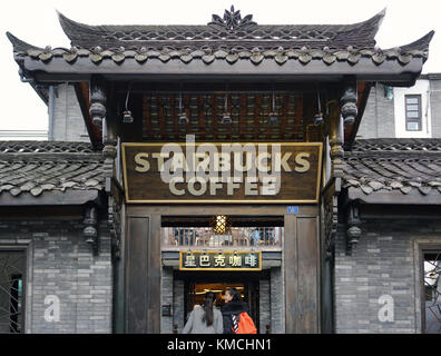 Chengdu Hubei Chine, 22 novembre 2017 : des Chinois entrent dans un café starbucks à Chengdu Chine avec un logo en chinois Banque D'Images