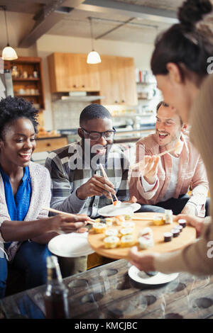 Friends eating sushi Banque D'Images