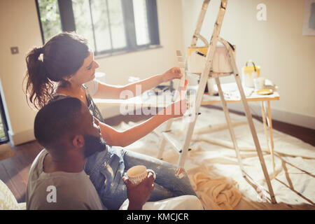 Couple regardant des nuances de peinture, peinture salon Banque D'Images