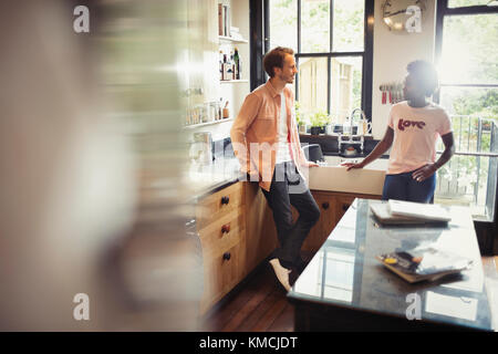 Couple talking in kitchen Banque D'Images