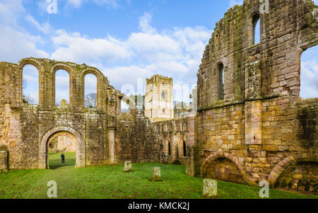 Les ruines de l'abbaye de Fountains sur un matin d'automne, vue de l'autre côté de la rivière skell près de Ripon, Yorkshire, UK. Banque D'Images