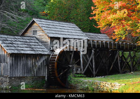 La roue de l'eau et de la tête de course Mabry Mill caché parmi les feuilles colorées de l'automne. Banque D'Images