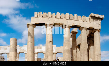 La partie supérieure des colonnes du Parthénon avec reliés par un linteau sur le dessus, sur l'Acropole à Athènes, Grèce Banque D'Images