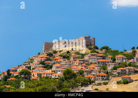 Le château de molyvos contre un ciel clair sur la partie nord de Lesbos, dans la province de l'ancienne mithymna, la deuxième plus grande forteresse de l'île Banque D'Images