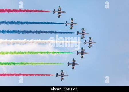 Fursans Al Amarat (EAU) de l'escadron des performances de vol dans l'air pendant un vol sur un jour d'été. Dubaï, Émirats arabes unis. Banque D'Images