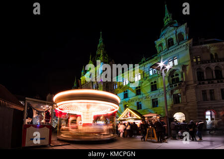 Carrousel de filature sur Foire de Noël sur la place principale de Graz avec town hall Banque D'Images